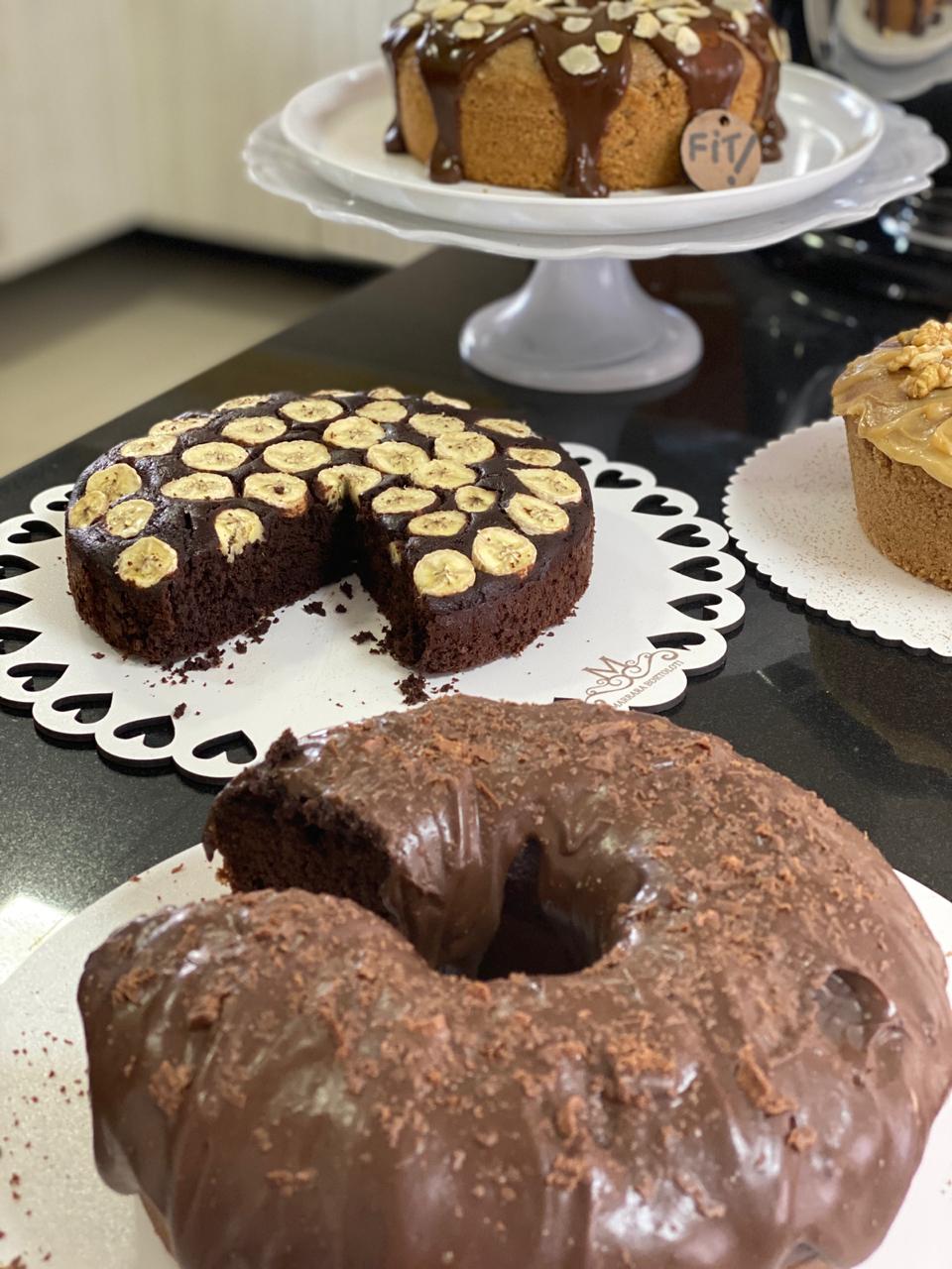 Bolos fit decorados com chocolate e banana