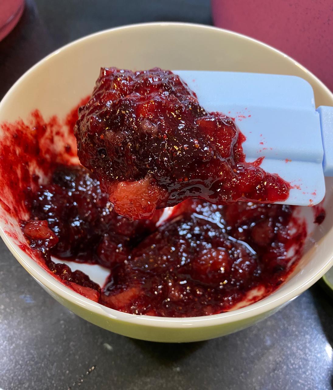 Calda de frutas vermelhas caseira em preparo